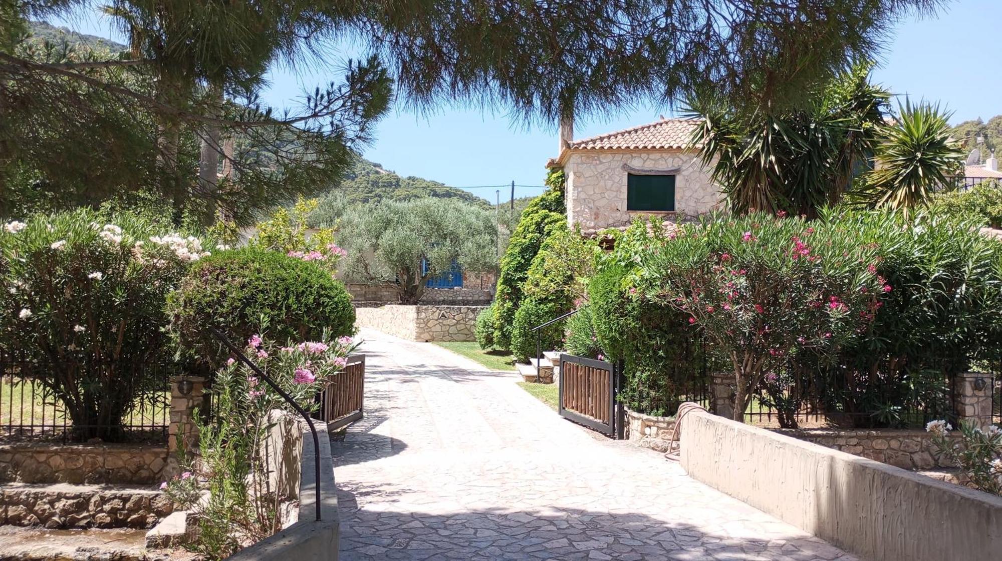 Castello Bellos Villas & Apartments Keri Exteriör bild